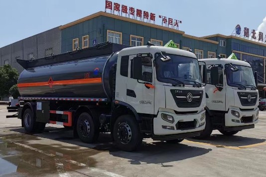 東風天錦小三軸19.9方易燃液體罐式運輸車