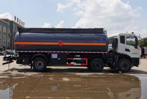 東風天錦小三軸19.9方易燃液體罐式運輸車